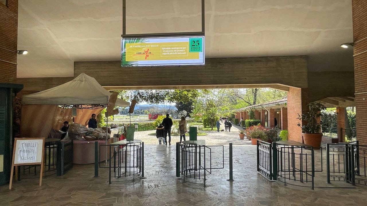 entrance to horse racing firenze