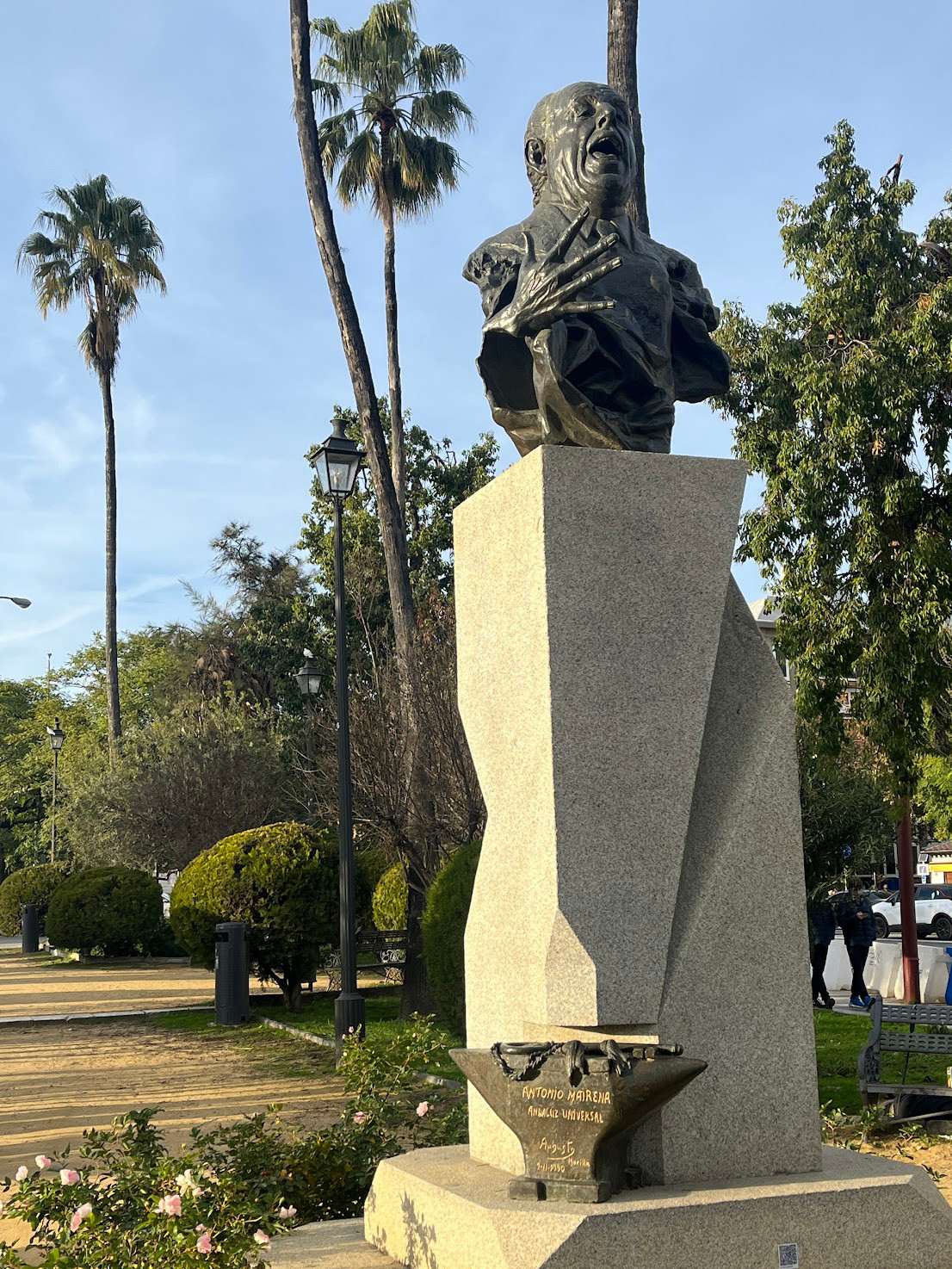 sevilla gypsy statue
