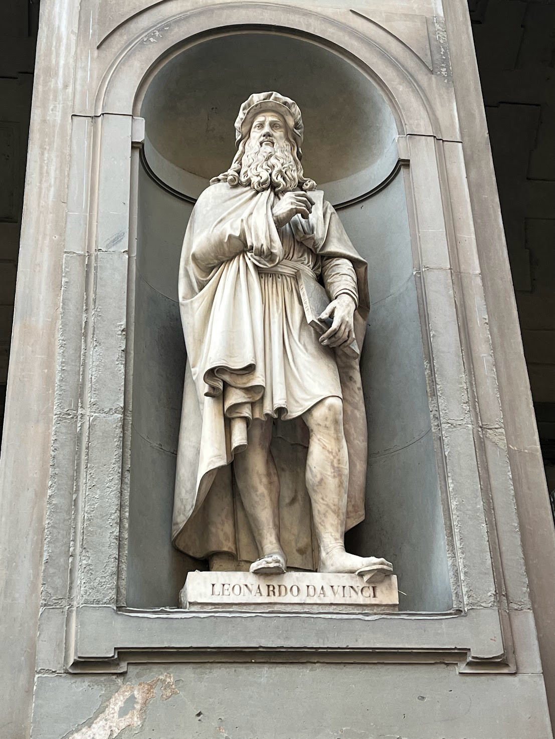 davinci statue ufizzi entrance