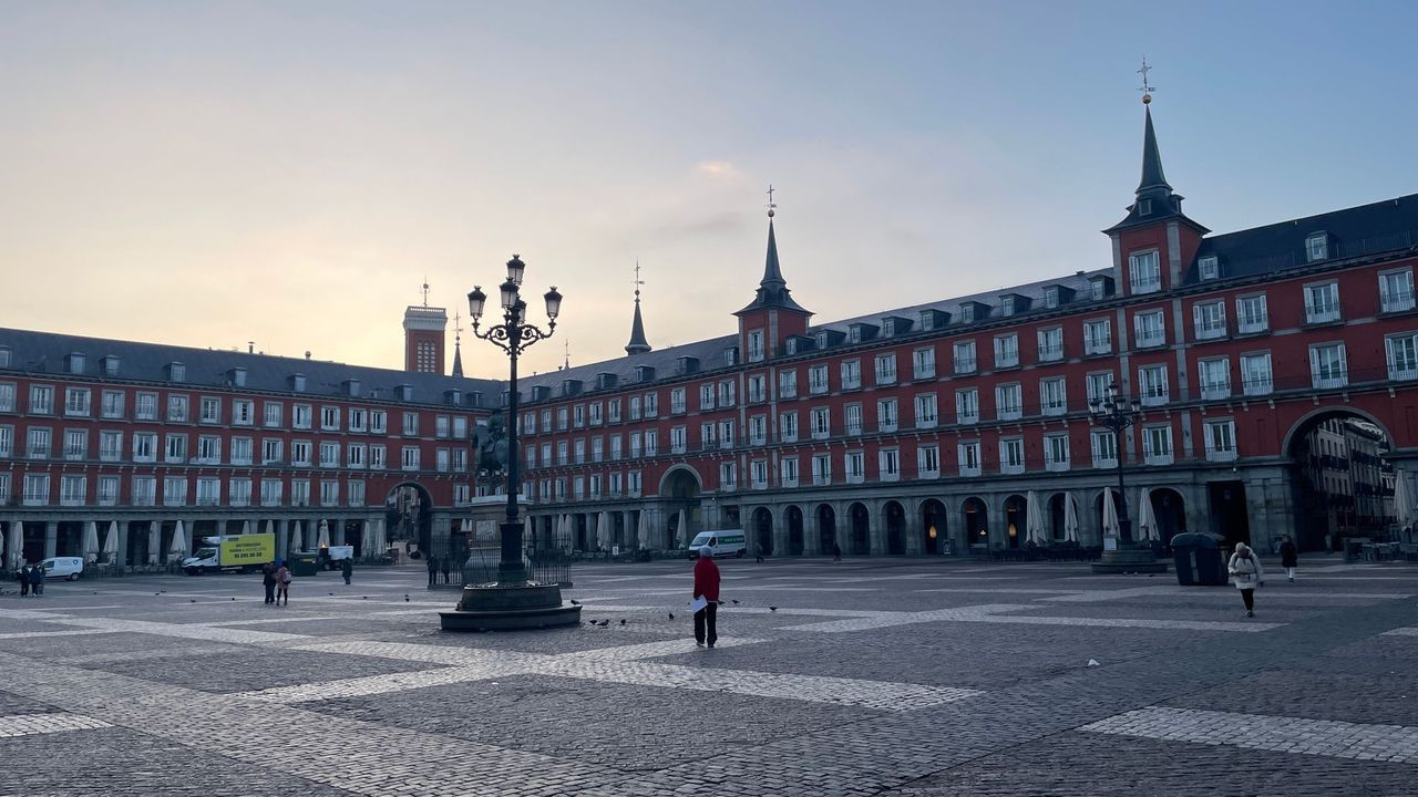 madrid plaza de mayor at dawn