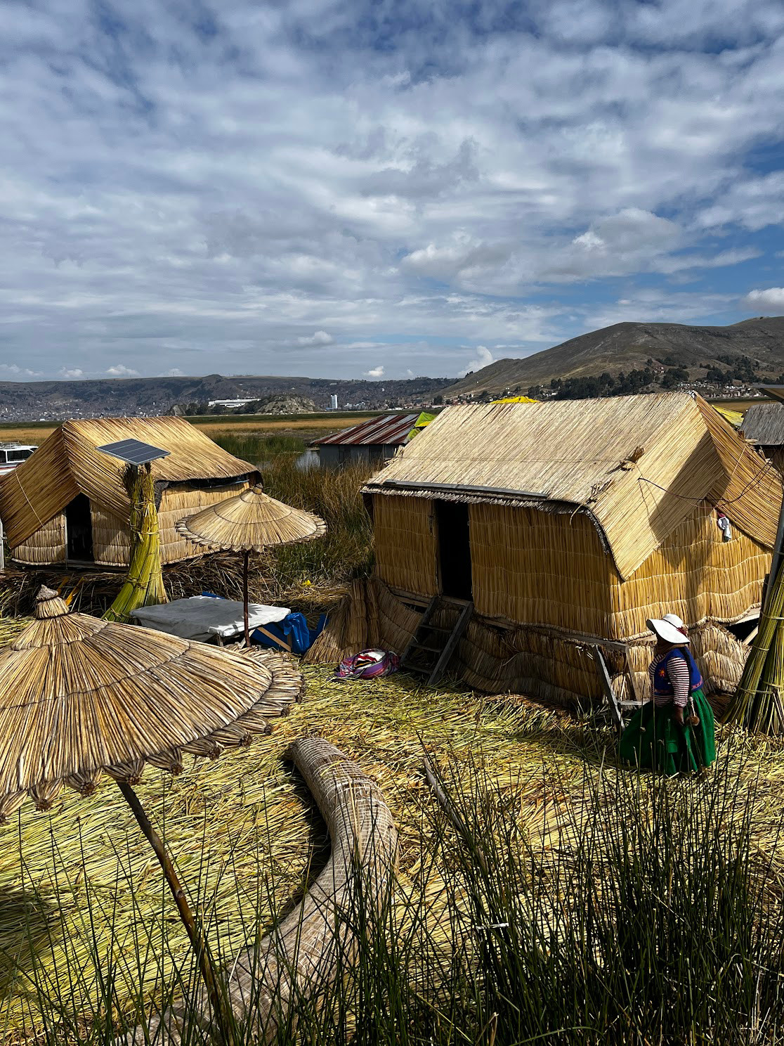 lake titikaka straw house
