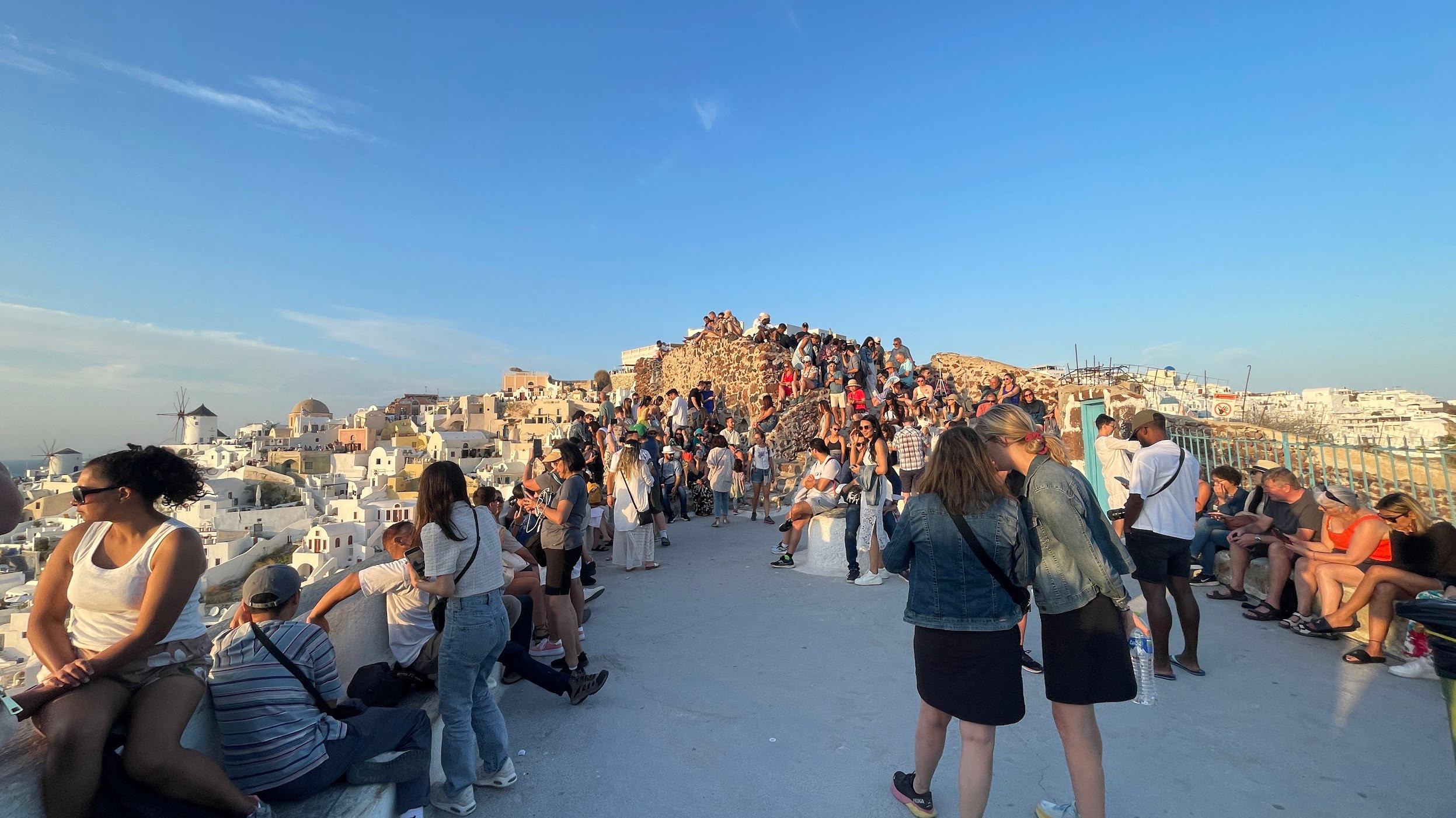santtorini crowd
