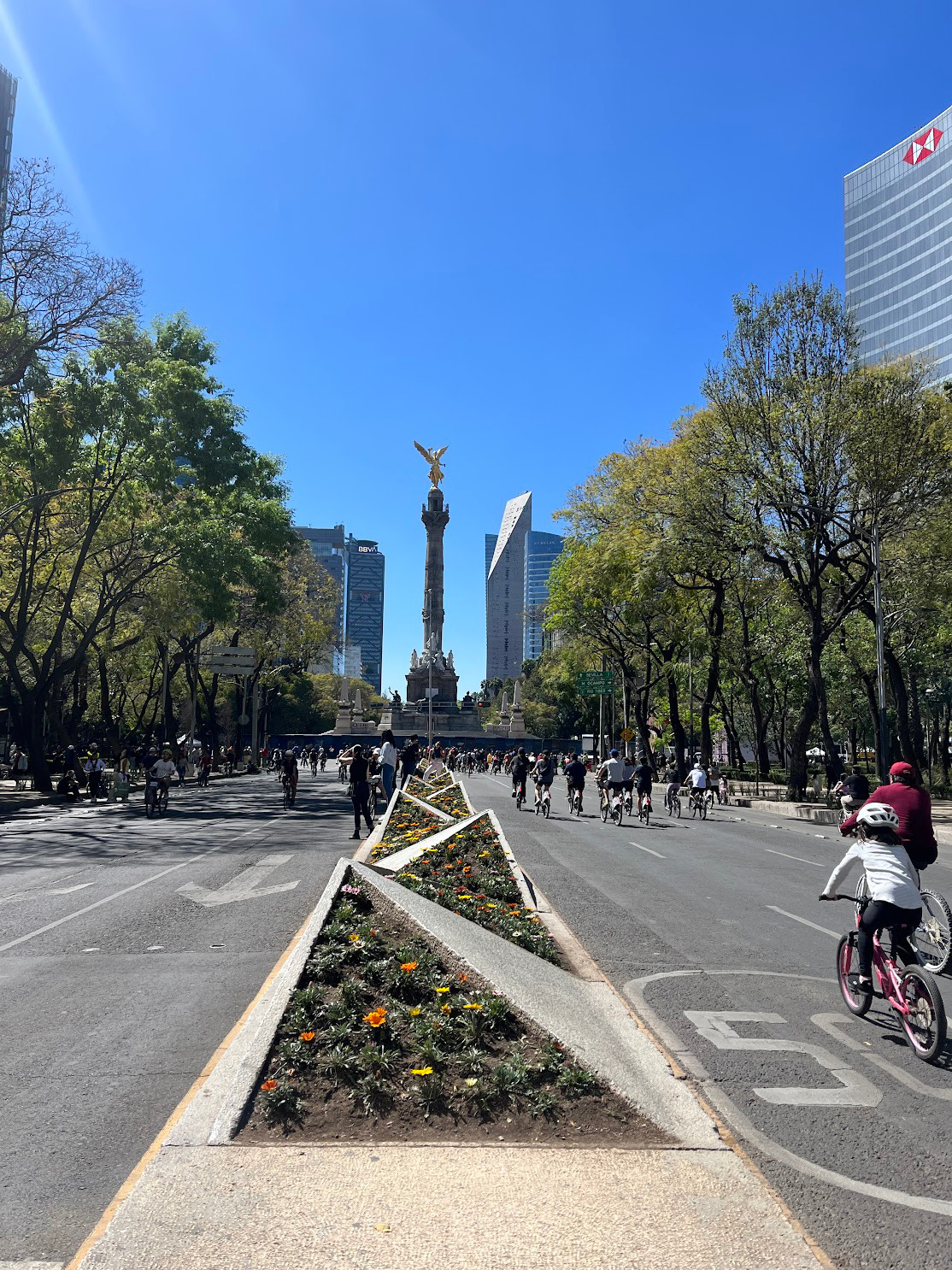 cdmx golden statue