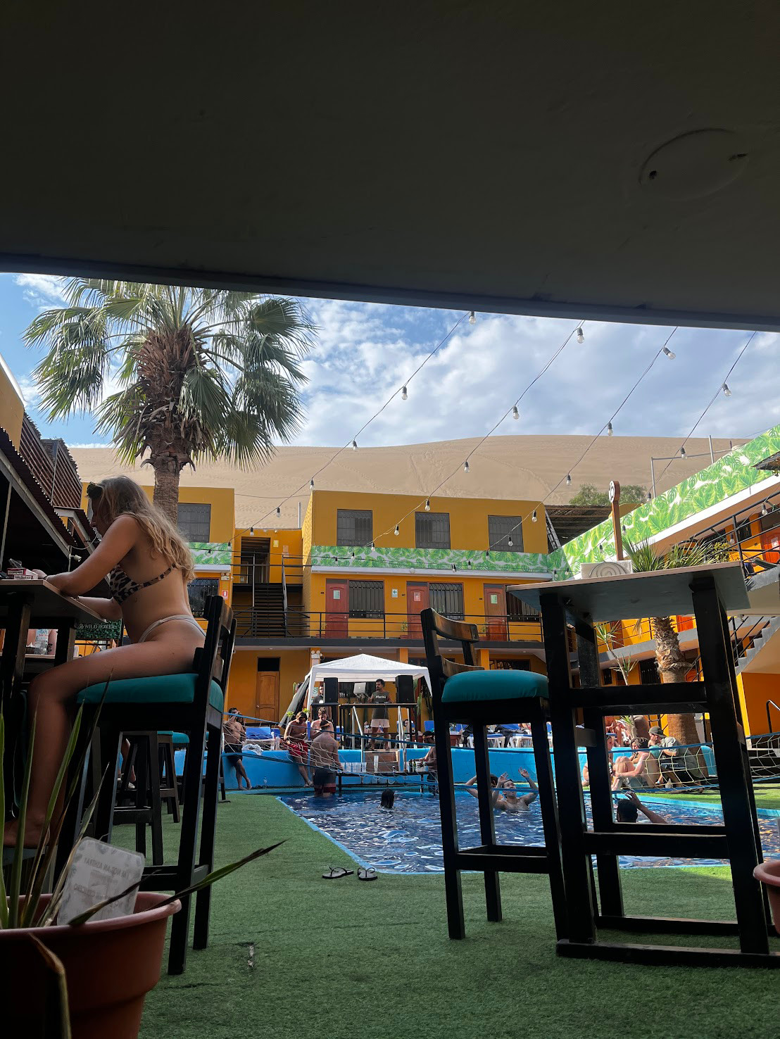 Oasis Huacachina pool party