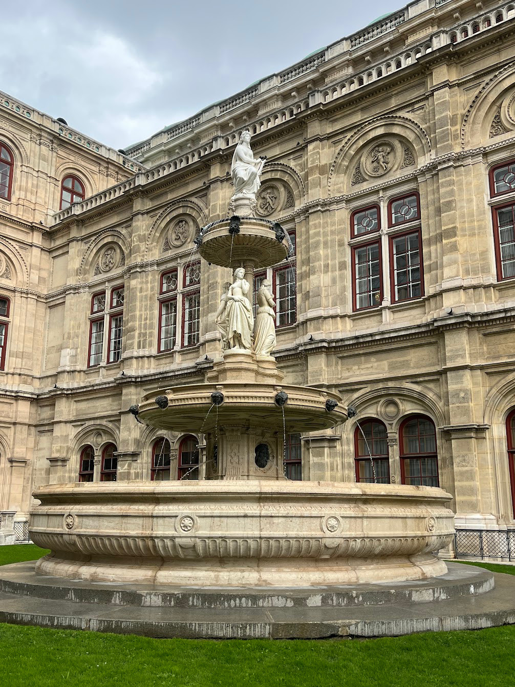 vienna opera house fountain