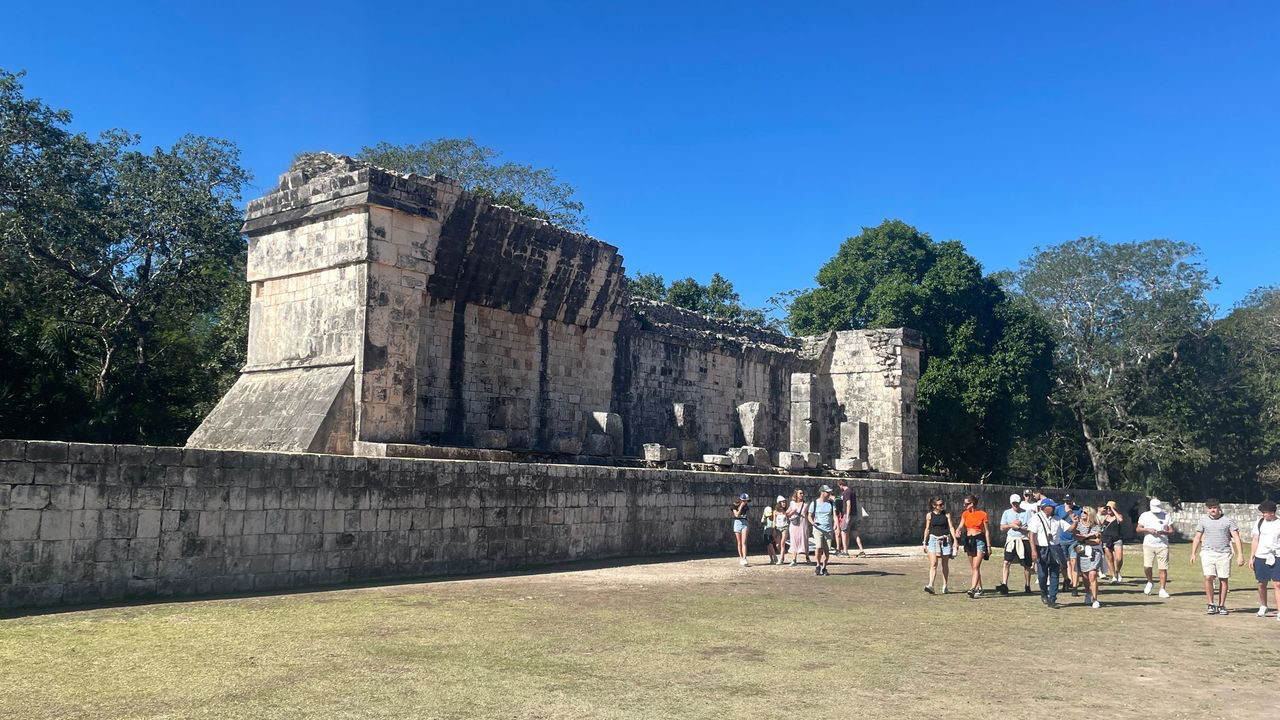 chichen itza ball court seating
