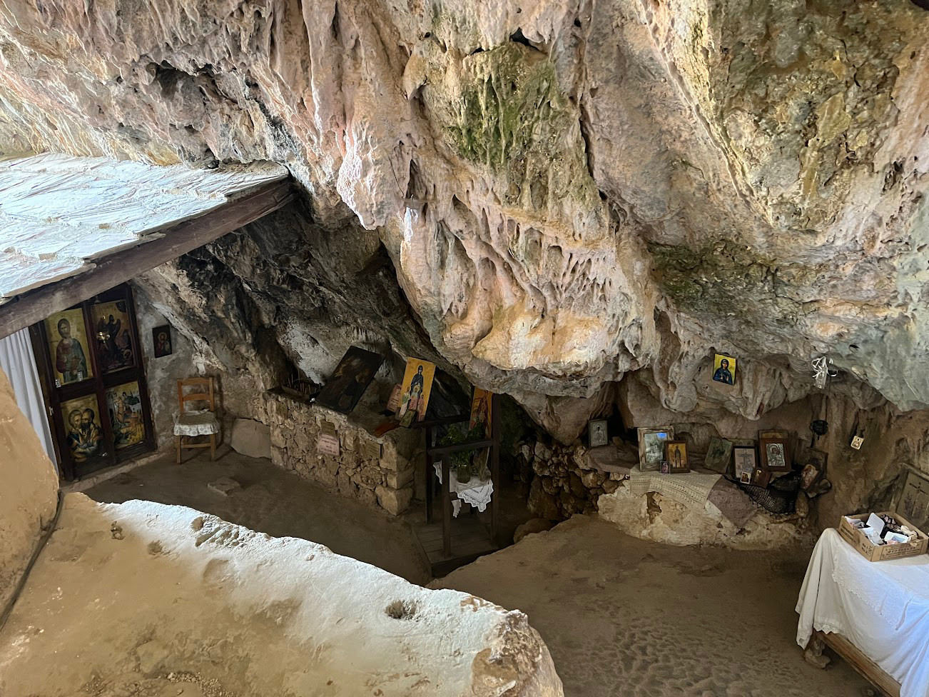 crete cave church