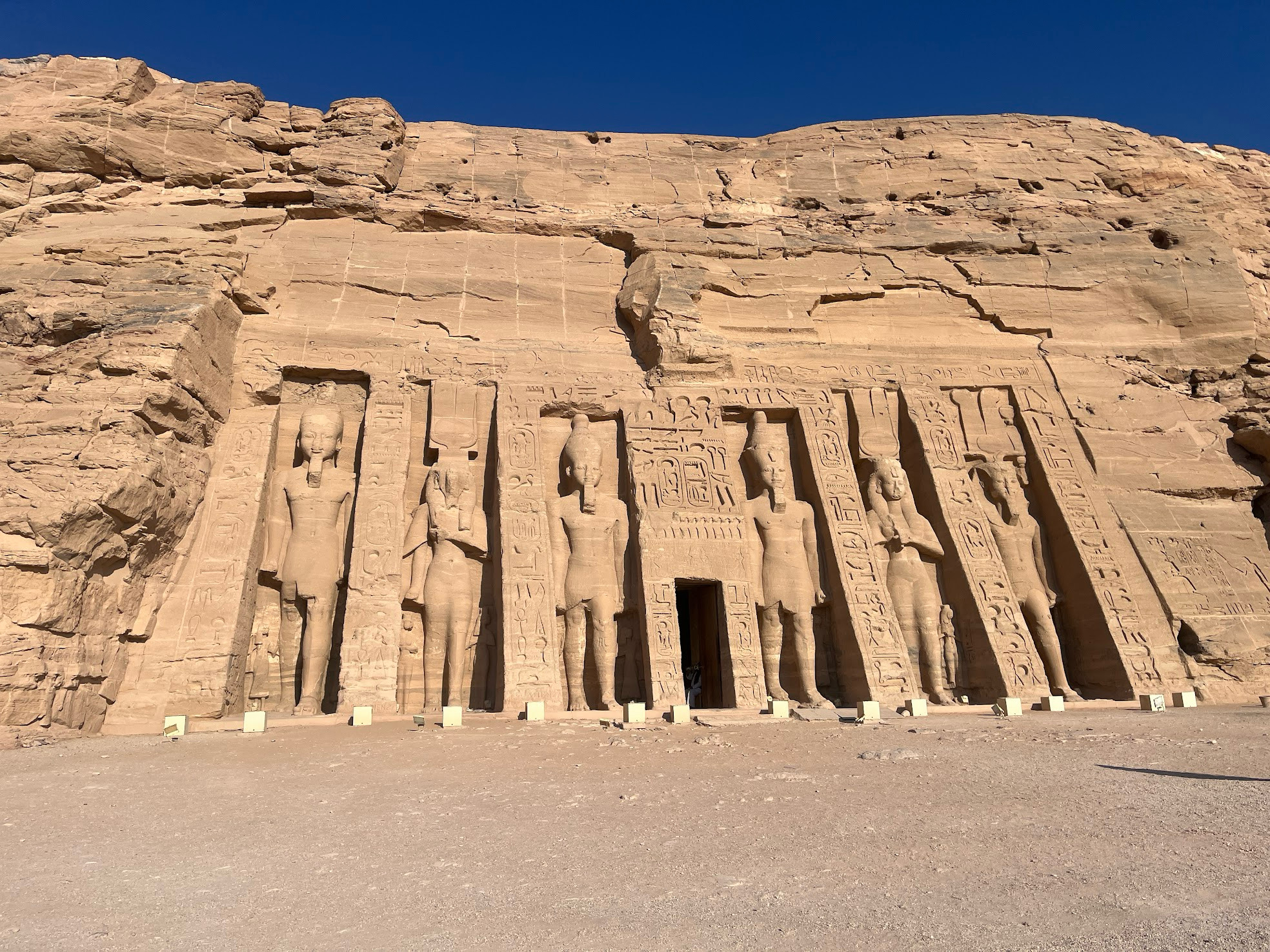 abu simbel nefetari temple
