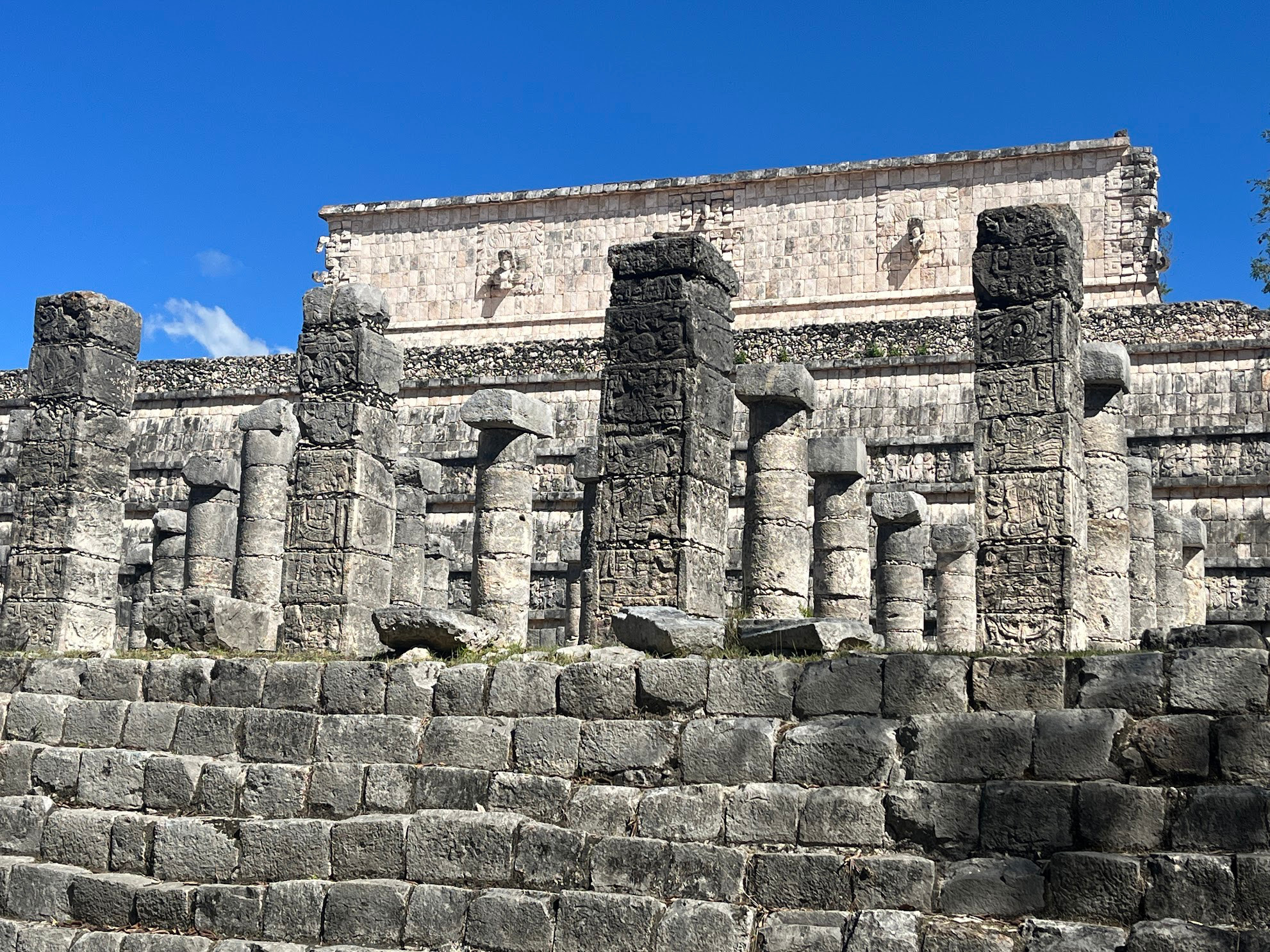 chichen itza colunms