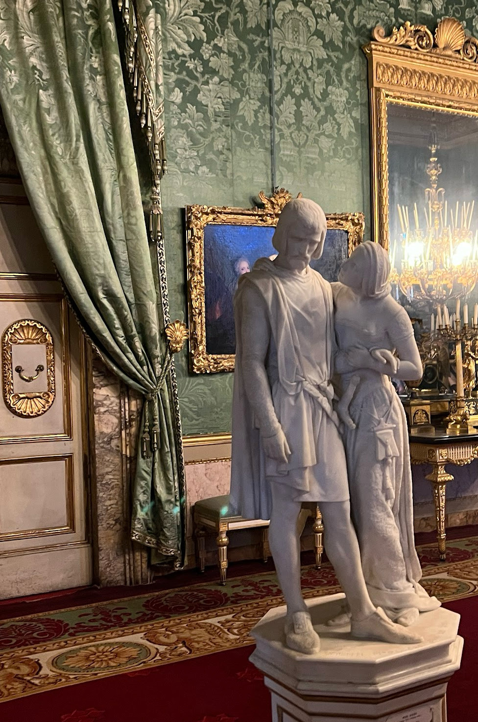 couple statue in green room