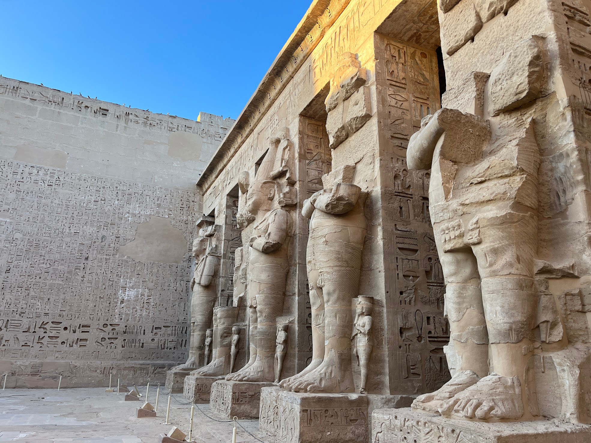 luxor medinet habu statues
