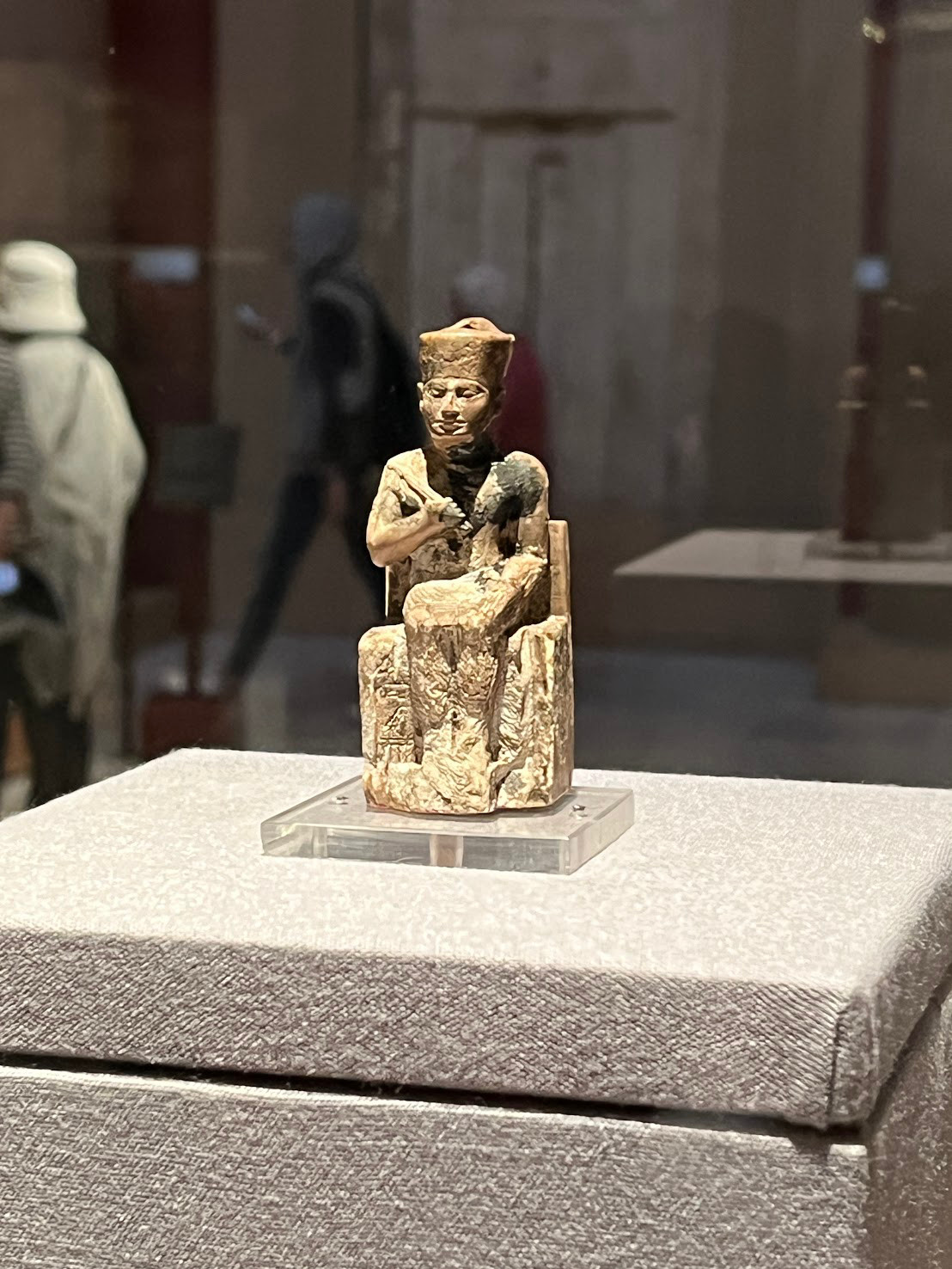 cairo egyptian museum khufu statue