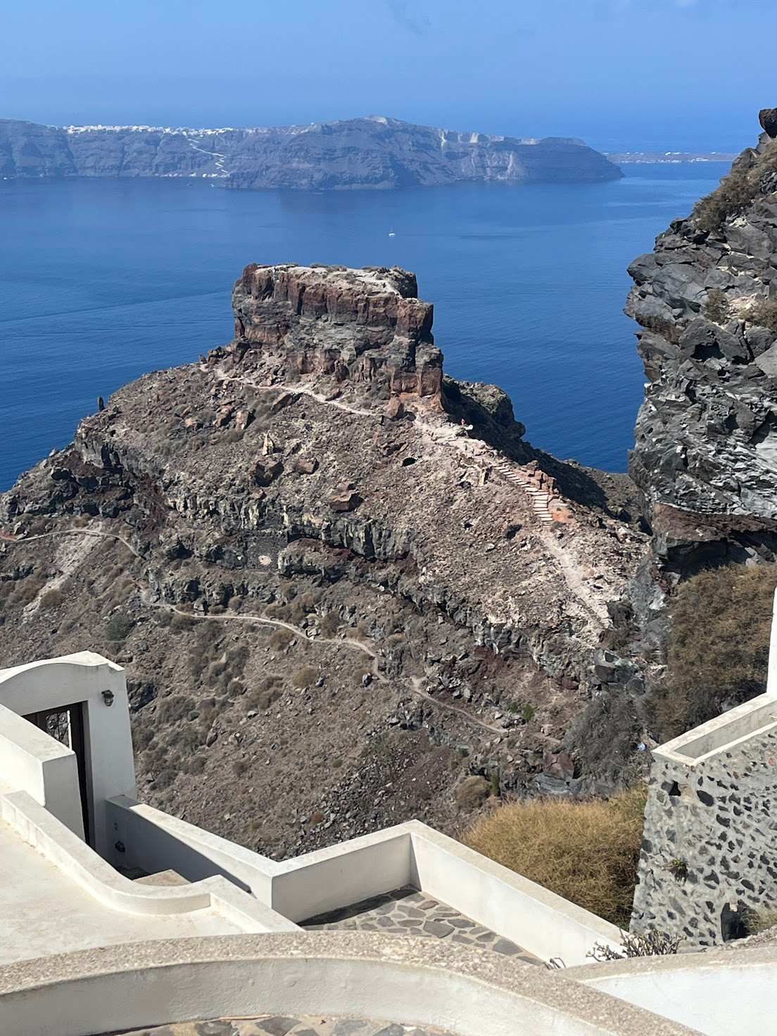 santtorini hiking rock