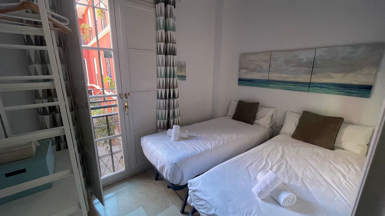 sevilla apt room