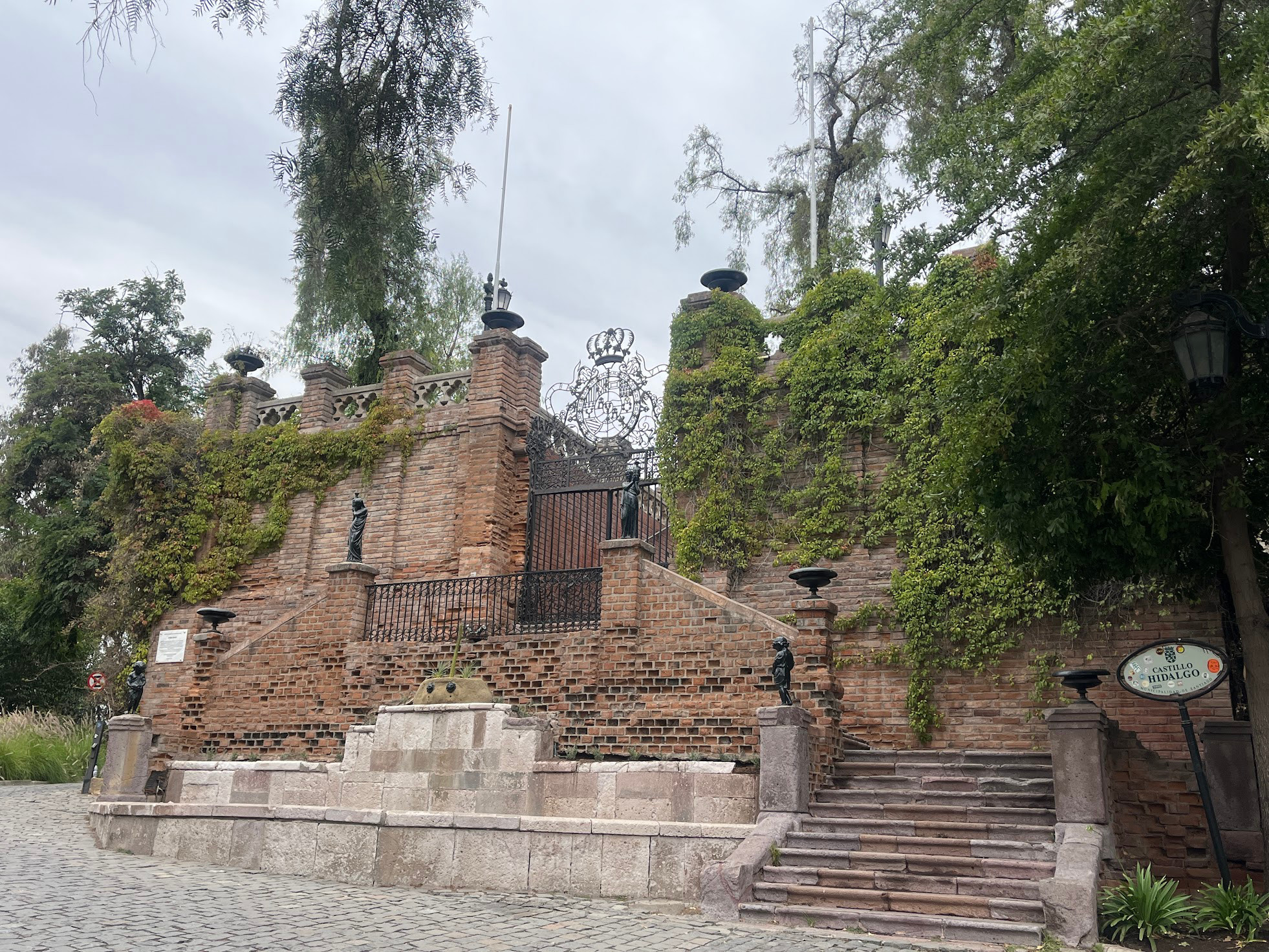 santiago lucia gate