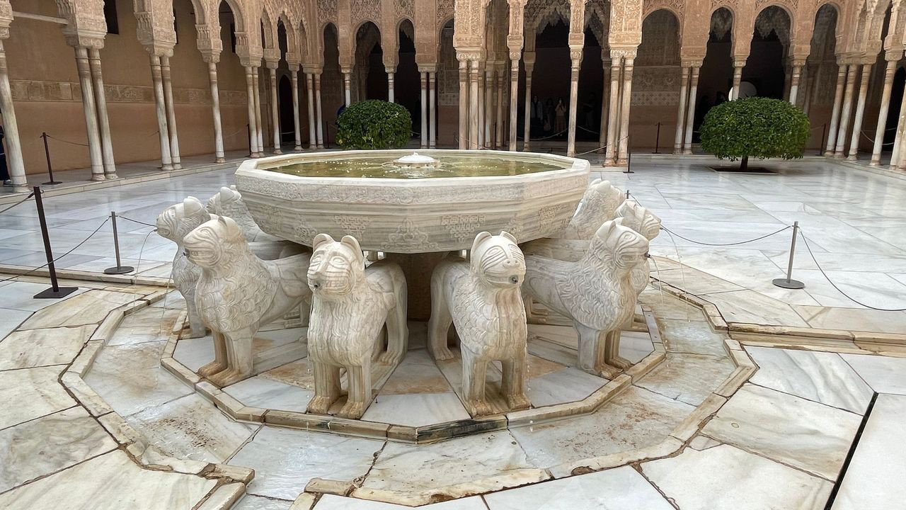 granada alhambra lion fountain