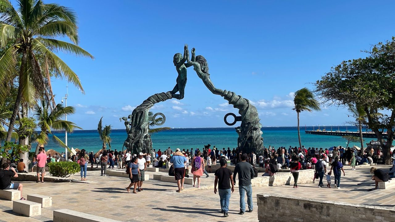 playa del carmen gate statue
