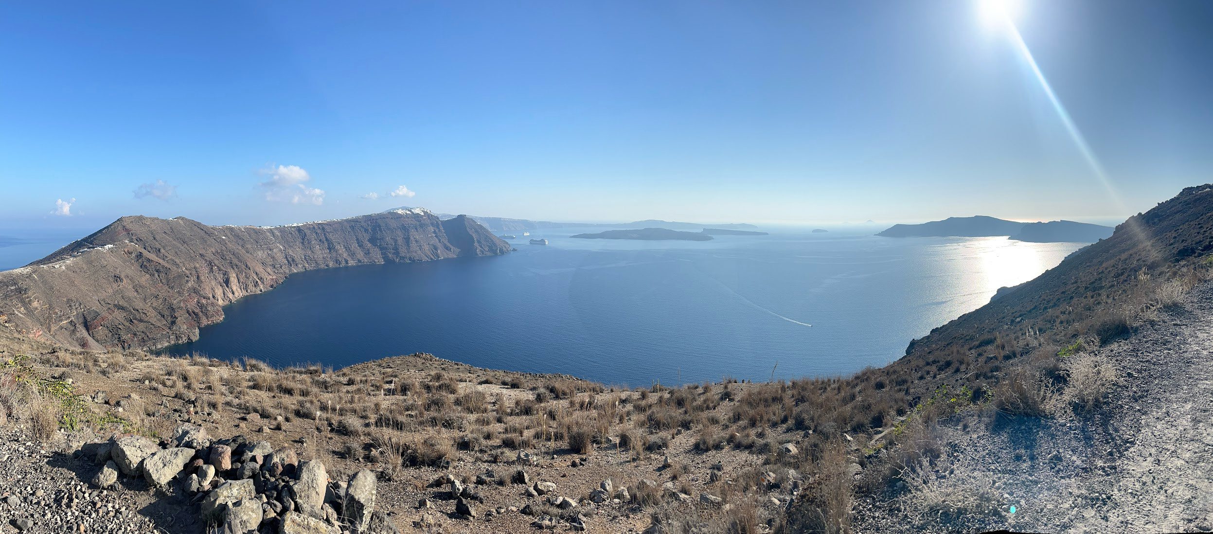 santtorini volcanic half circle