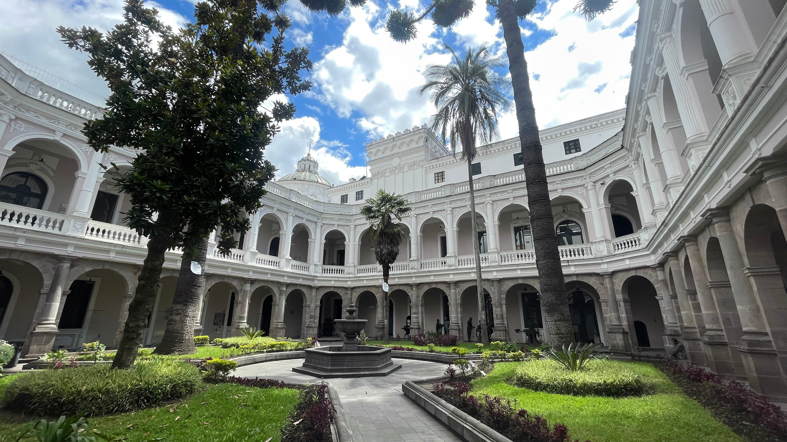 quito carondelet palace courtyard