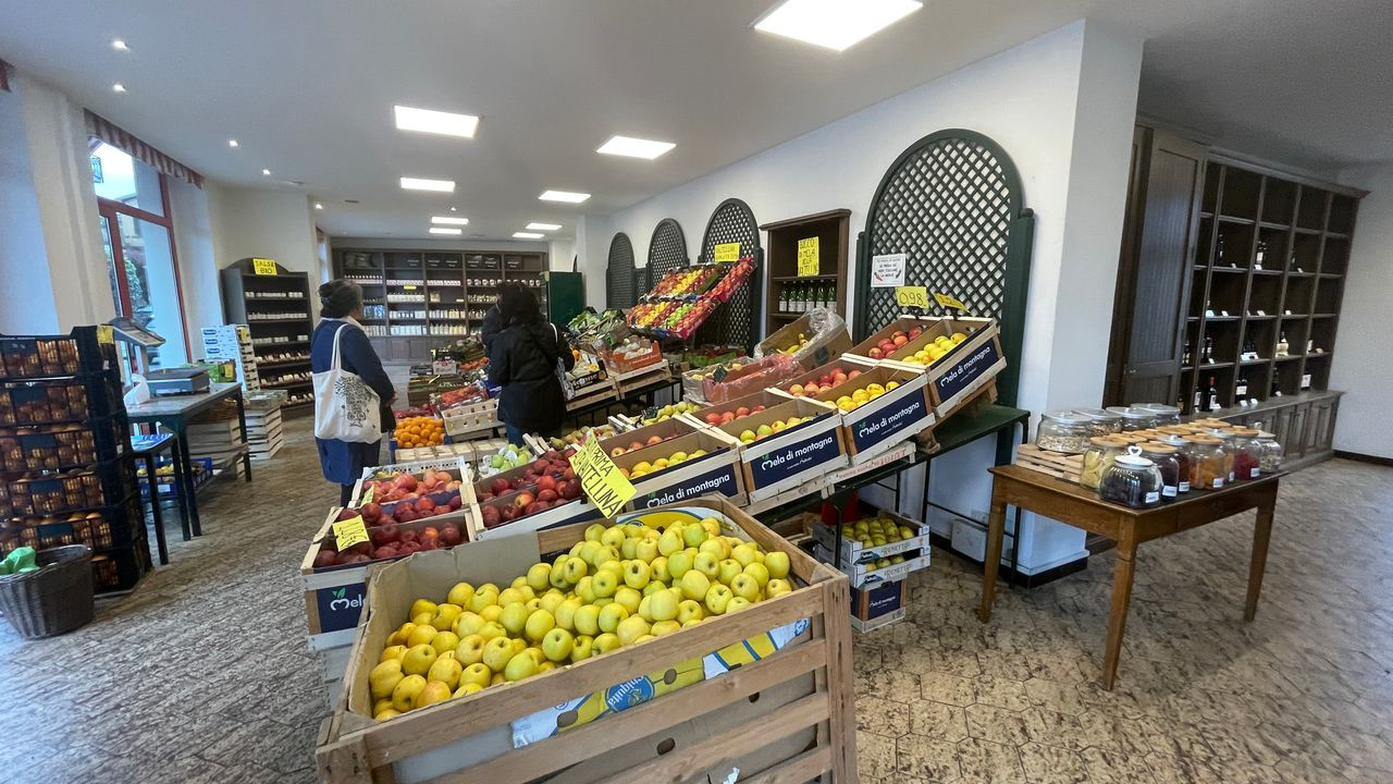 lake como fruit shop