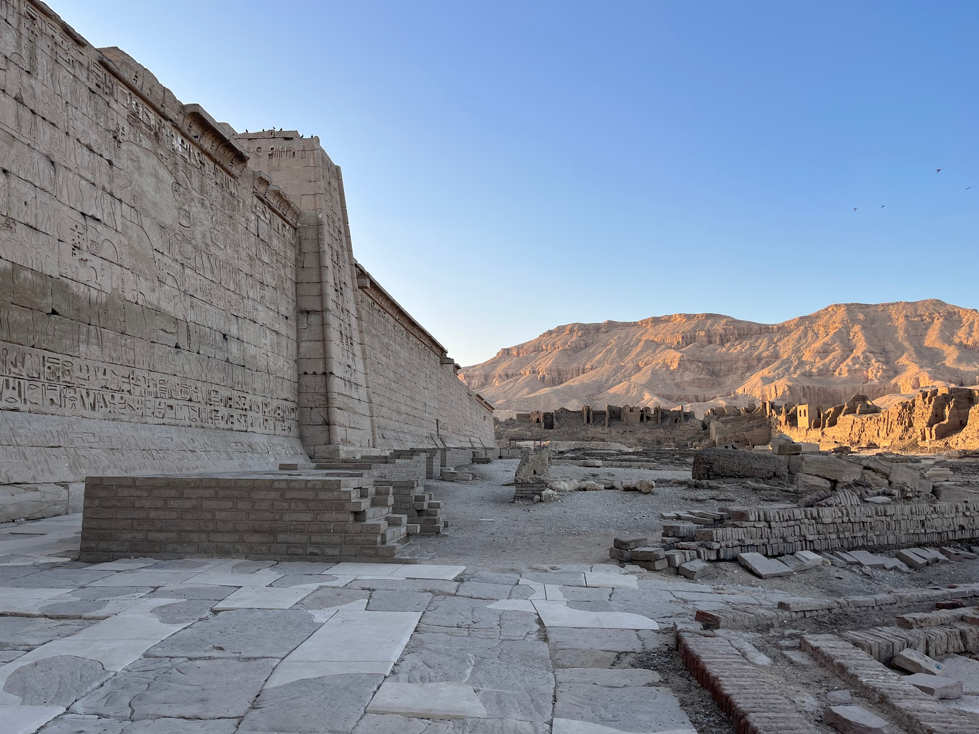 luxor medinet habu palace ruin