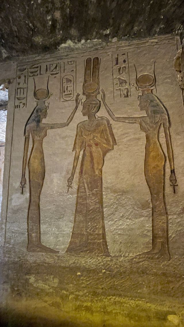 abu simbel nefetari temple relief