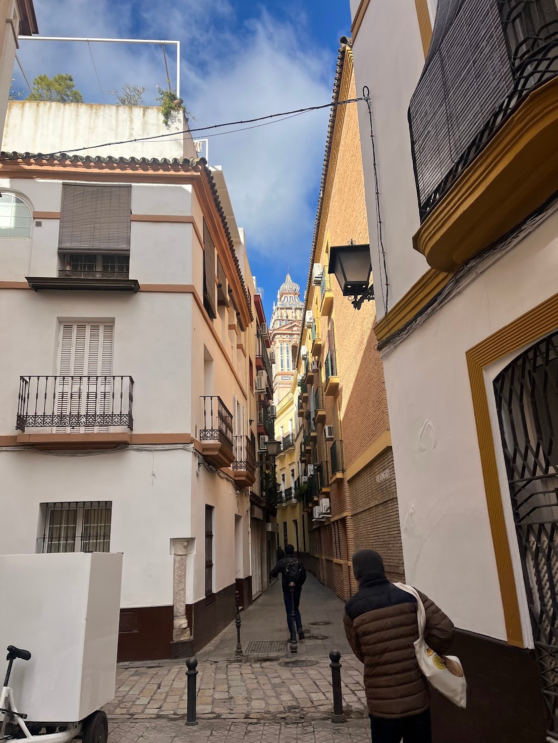sevilla narrow street
