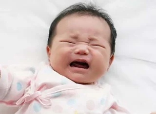 つらい赤ちゃんの夜泣き。その原因と年齢別の対策とは？