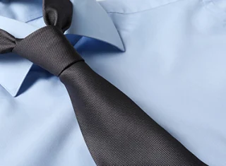 ネクタイの正しい洗濯方法とは？クリーニングか迷ったときの見極め方も解説