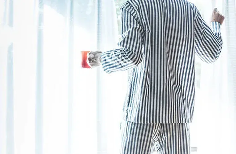 朝起きたら窓辺で光を浴びる