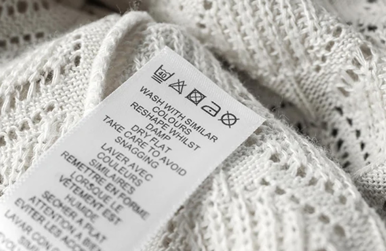 ウールのセーター（ニット）の洗い方・洗濯方法 | 伸びや縮みを防ぐ