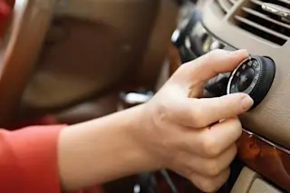 悩んでいたクルマのエアコン臭もスッキリ 車内を爽やかにする 対策って オトナスクエア マイレピ 悩んでいたクルマのエアコン臭もスッキリ 車内を爽やかにする 対策って オトナスクエア マイレピ