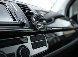 車の芳香剤とスプレーはどっちがいい?違いと選び方をシーン別に解説