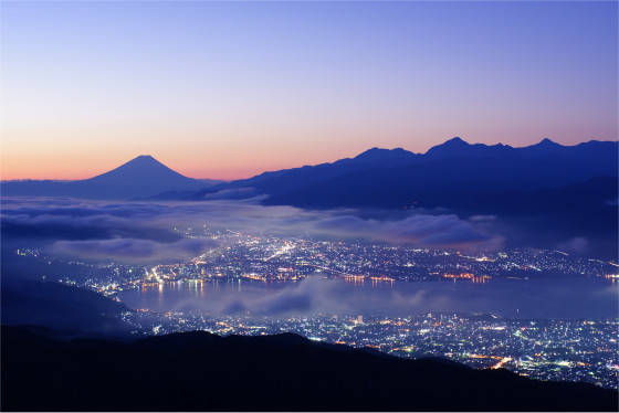ご来光やアウトドアで馴染みの深い富士山