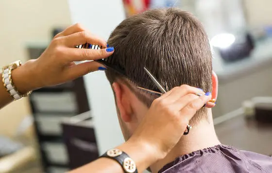 今のヘアトレンドは「自分らしさ」と「引き算」スタイル