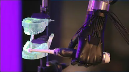 歯の模型に特殊な光る塗料を塗り、オーラルBを持った最先端のロボットアームが歯を磨き上げていく。なんか近未来的…。