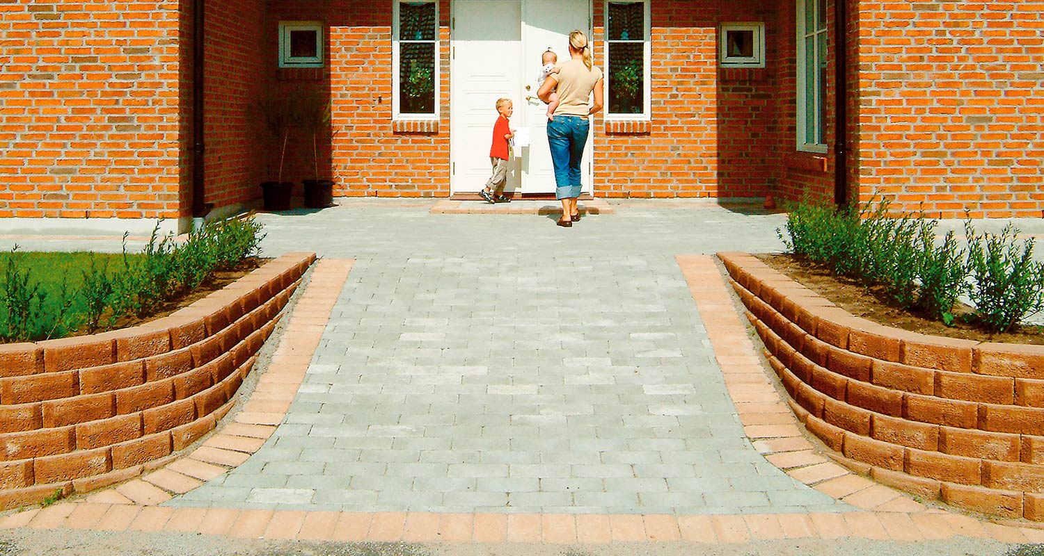 stenbelagd gång stenläggning hus stenmur