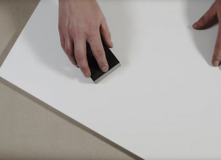 Slipa dina köksluckor och köksstommen så att det blir helt släta. Det är viktigt för slutresultatet.