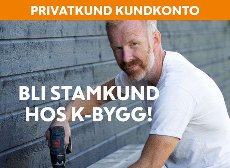Man i vit t-shirt borrar i grå trävägg, över en orange banner med text om stamkund hos K-Bygg