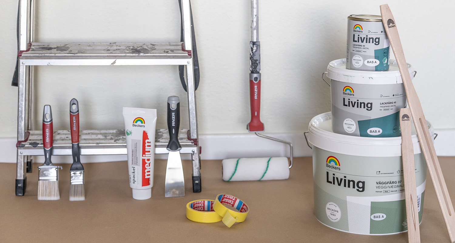 Målarverktyg, roller, spackelspade, tejp, penslar.