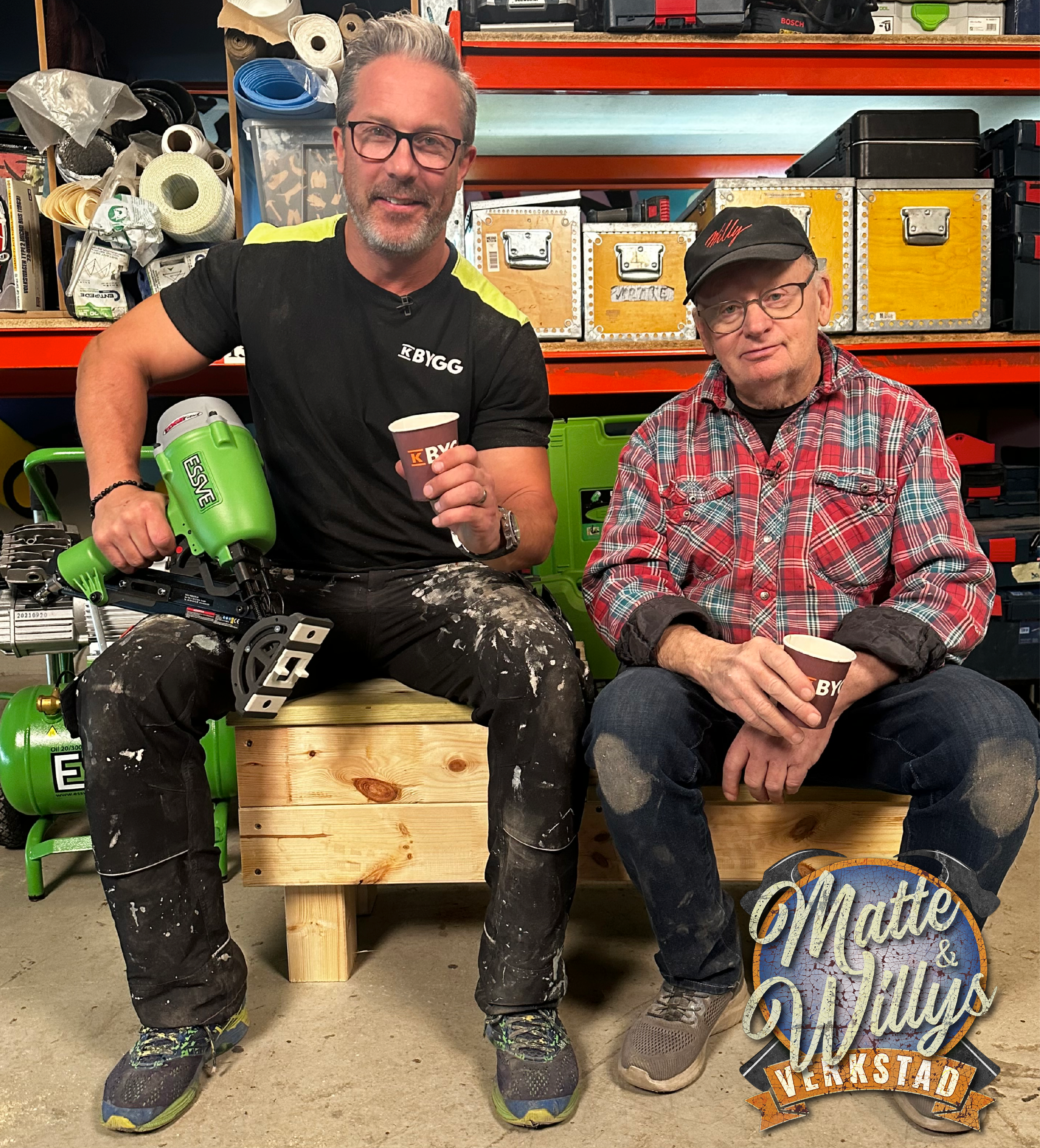 Två hantverkare i verkstad med orange hyllor, grön spikpistol, kaffemuggar och arbetskläder