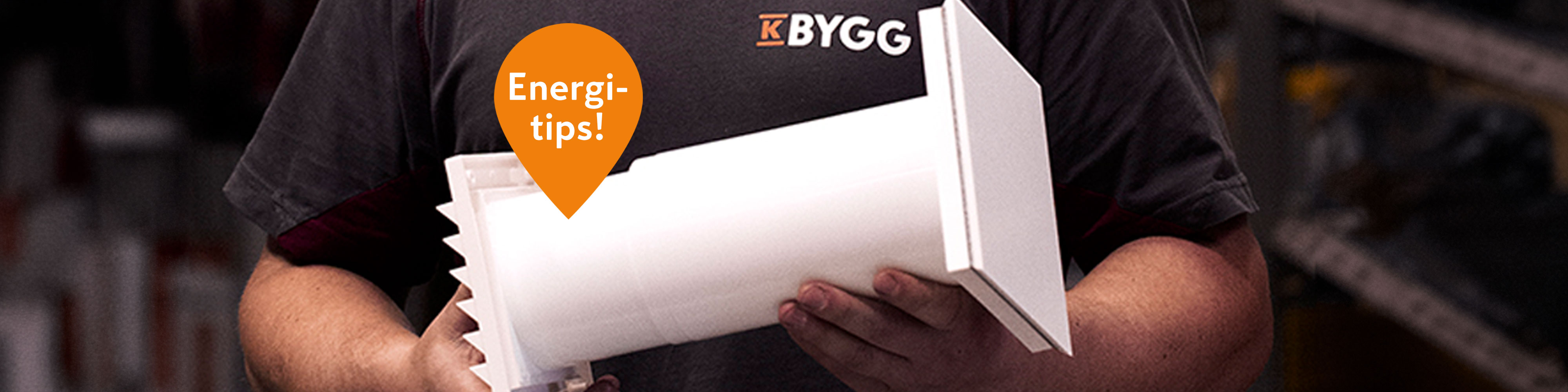 Person i mörk K BYGG-tröja håller vit ventilationskanal, orange pratbubbla med texten “Energi-tips!”