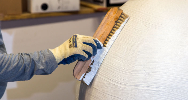 Den yttre beläggningen på vår modellugn är antik murbruk. Blanda murbruk noggrant och låt stå i minst tio minuter före användning. Fukta ytan med en borste eller sprayflaska och applicera murbruk med tätningsmedel. Börja från början. Slutligen gör till exempel strukturen med en tapetborste.