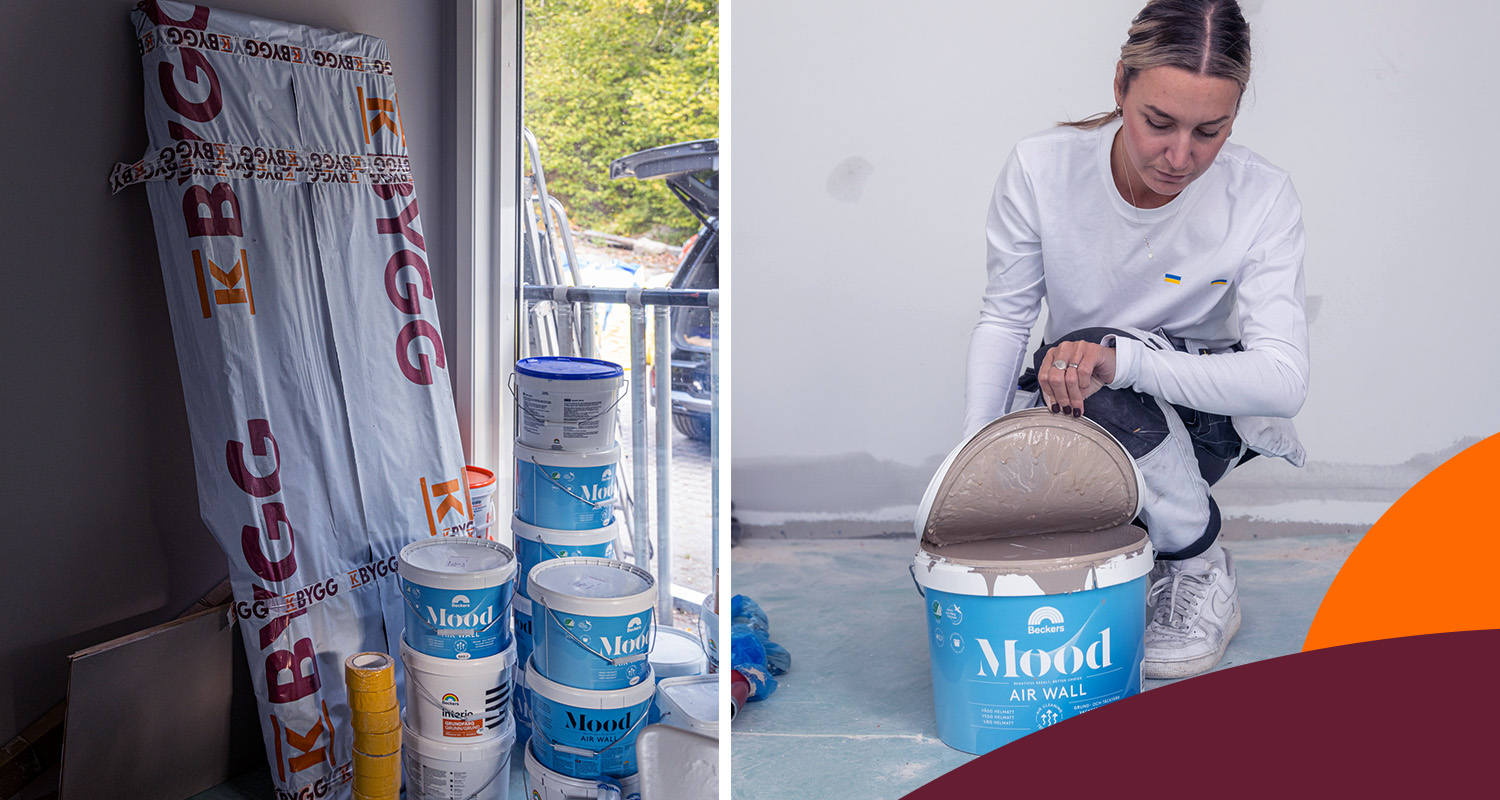 Blåvita färghinkar staplade vid fönster bland byggmaterial. En person öppnar grå väggfärg.