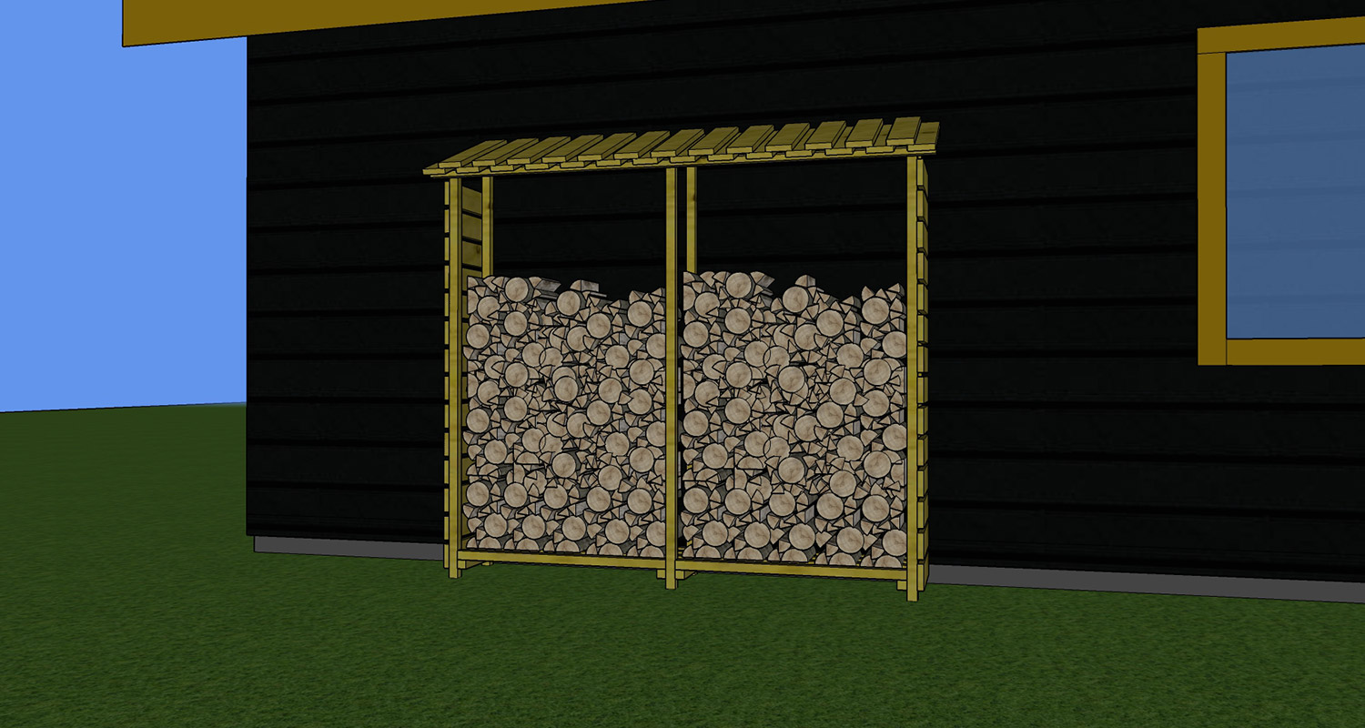 Gult vedställ med tak fyllt av vedstockar mot svart träfasad på gräs.
