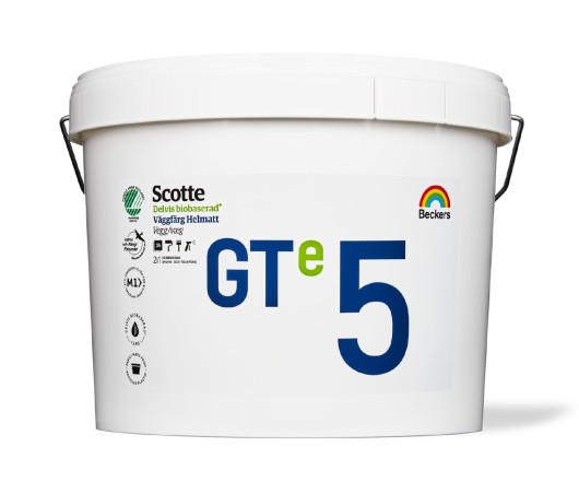 Vit plastburk med metallhandtag, blått "GTe5"-tryck, Beckers regnbågslogotyp och Scotte-märke.