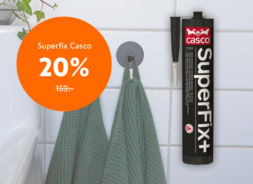 Vitt kakel med gröna handdukar på krok, svart Casco SuperFix+-tub och orange 20%-rabattcirkel.