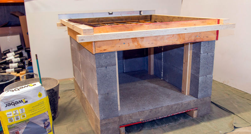 Om ramen monteras från Kahi-block fyller du öppningarna i blocken med till exempel mineralull för att förhindra att betong spiller onödigt i blocken. Alternativt kan du göra en 100-fräst isoleringsgjutning av vermikulit-cementmortelblandningen 