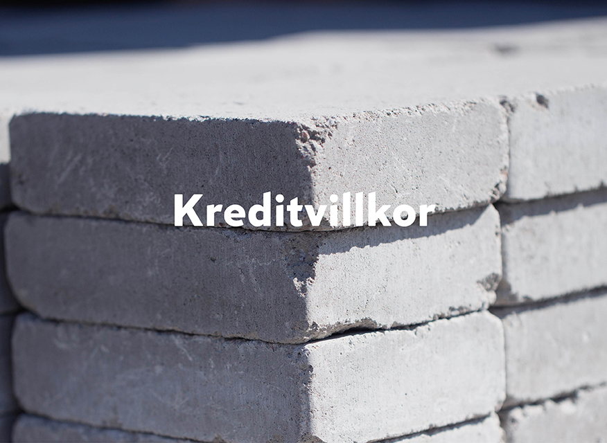 "Kreditvillkor – stabil grund för ditt byggprojekt"
Grå betongblock med texten 'Kreditvillkor', symboliserar trygg finansiering och tydliga villkor.

