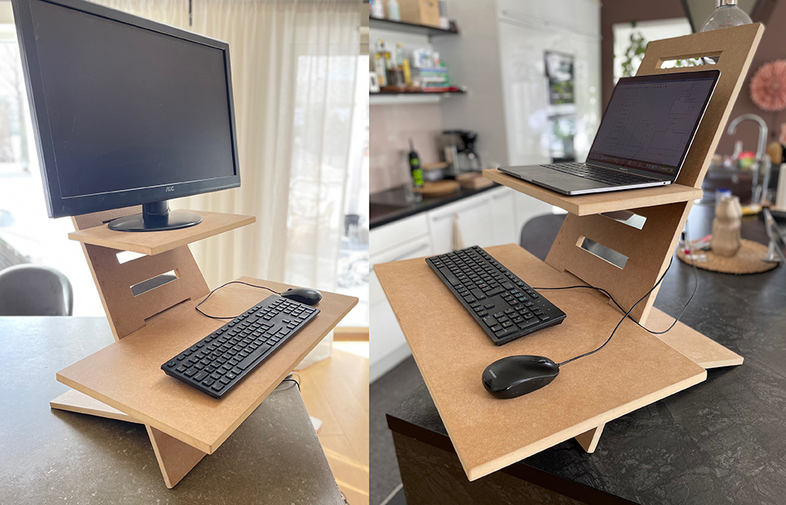 Ljusbrunt tvånivåträställ på köksbänk med svart laptop, tangentbord och mus.